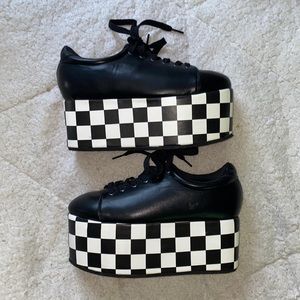 Black and white checkered platform shoes 🤍🖤